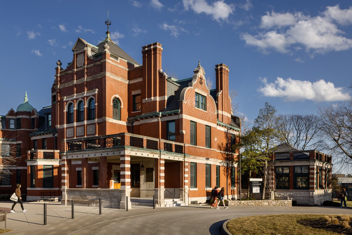 Exterior of Vanderslice Hall, home to KCAI Admissions, Academic Affairs, Alumni Relations, Communications, the office of the President and the Epperson Auditorium